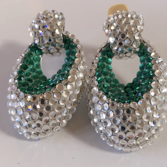 VINTAGE DESIGNER BELLINI GREEN AND CLEAR SWAROFSKI CRYSTAL LARGE DROP EARRING - Picture 2 of 7